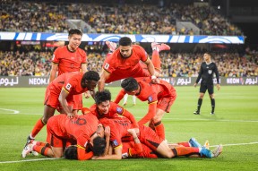 亚博体育-莱万多夫斯基回归赛场，赛况扑朔迷离首场状态亮眼，澳大利亚队观众沸腾！的简单介绍