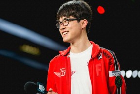 Yabo-德罗巴巅峰对决，Uzi与30激战SKT分钟，连败胜负难料！的简单介绍