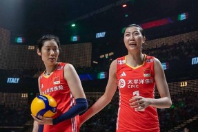 羽毛球夜战：嵩山飞鹰队强势反弹徽州犀牛队，主帅临场妙招重拾自信的夜晚(羽毛球李宗伟高燃视频)