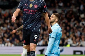 亚博体育- 在欢呼的人群中朗诵稿 